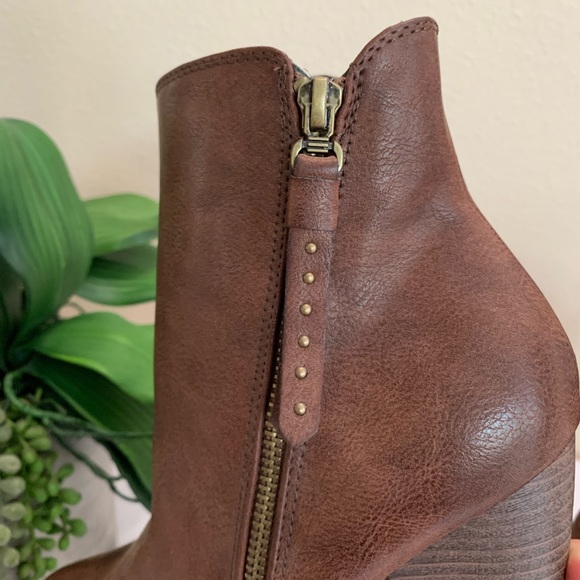 NWOT Nature Breeze Outcast-01
Distressed PU Almond Toe Ankle Boot Size 8.5 - Picture 5 of 8